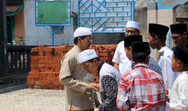 Pengasuh Pondok Pesantren Darul Faqih-Malang,Ustadz H. Faris bersilahturahmi ke Ponpes Al Falah Leces