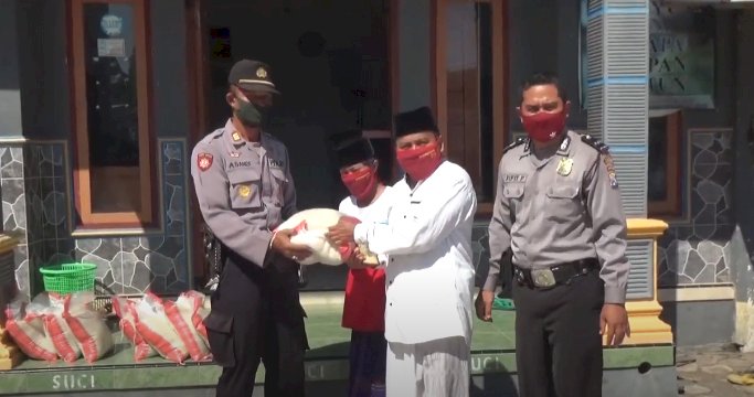 Dalam Rangka Hari Bhayangkara Ke – 74, Kapolsek Leces Laksanakan Bakti Sosial Ke Panti Asuhan Anak Yatim Piatu. Al Falah Leces