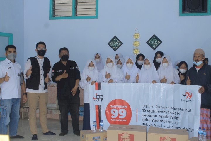 Gilang Widya Pramana melalui Yayasan Nirlaba -J99 Foundation Peduli Anak Yatim di Panti Asuhan Al Falah Leces Probolinggo